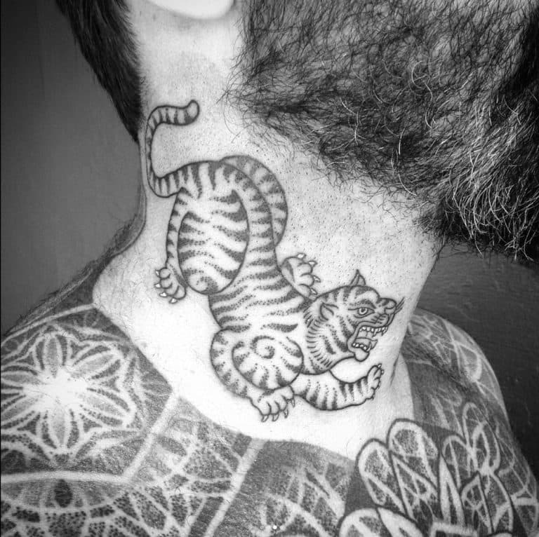 Dotwork tiger neck